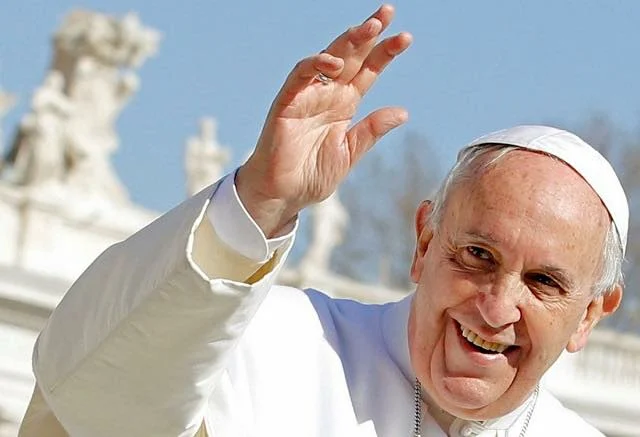 Per noi tutti questa è una giornata di dolore e preghiera. La morte di Papa Francesco lascia un grande vuoto nei nostri cuori, ma anche un seme di speranza e responsabilità. Il suo Pontificato continuerà ad illuminare il futuro per molto tempo.In questo momento di profonda commozione non possiamo far altro che pensare a quel 5 novembre 2023 quando Papa Francesco inviò alla San Francesco Marathon il suo saluto auspicando che l’evento potesse costituire “una provvida occasione per promuovere i valori umani, cristiani e francescani che allo sport possano assicurare un’anima e una spinta ideale”. Il messaggio di Papa Francesco venne letto dal vescovo della Diocesi di Assisi, Gualdo Tadino e Nocera Umbra, monsignor Domenico Sorrentino che poi dalla piazza della Basilica Inferiore - durante la benedizione dei maratoneti - lanciò la sua preghiera di pace con il pensiero rivolto alla Terra Santa. Tutte quelle parole risuonano forti ora più che mai.